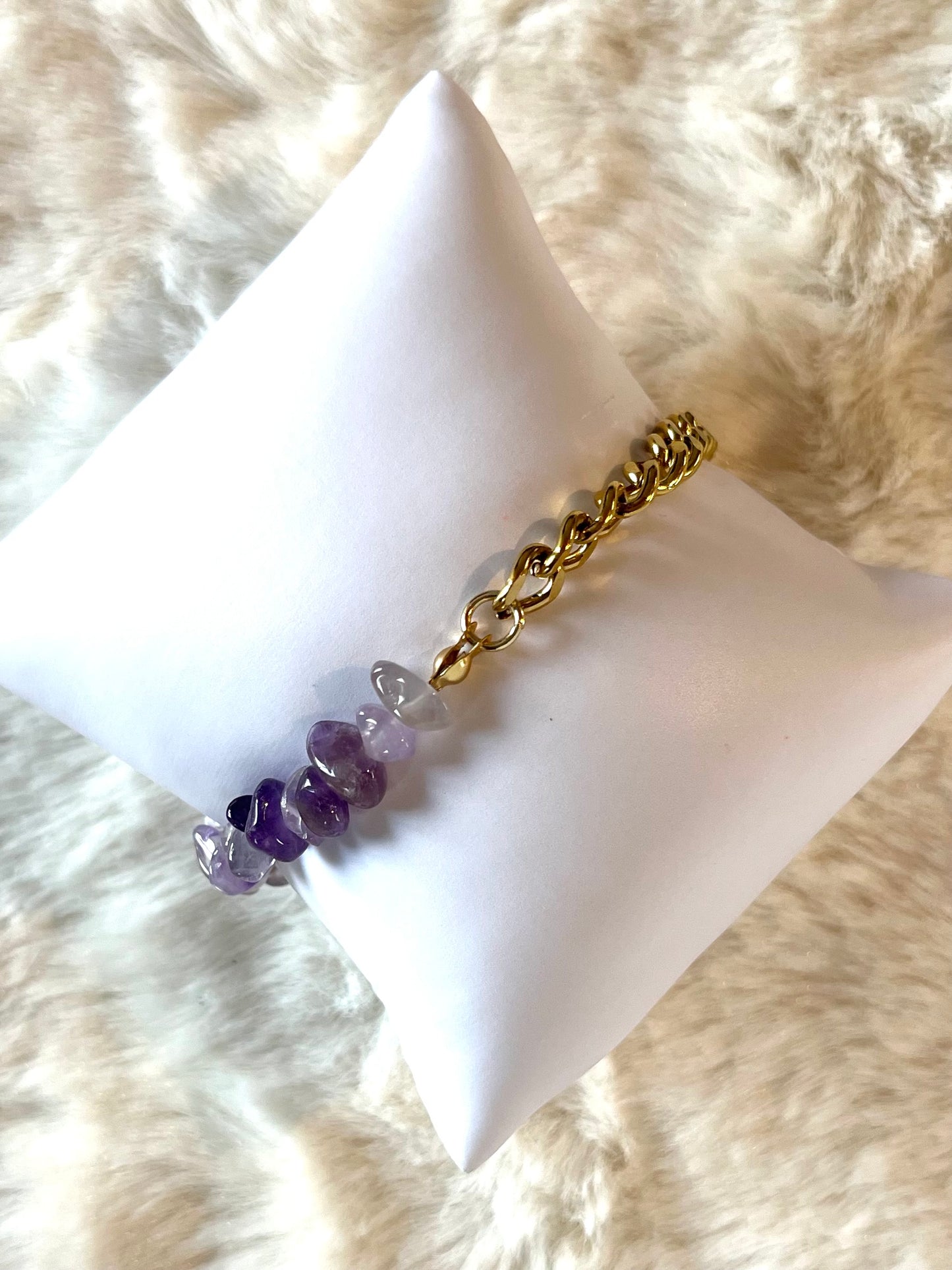 Blima l Bracelet doré et pierres Améthyste