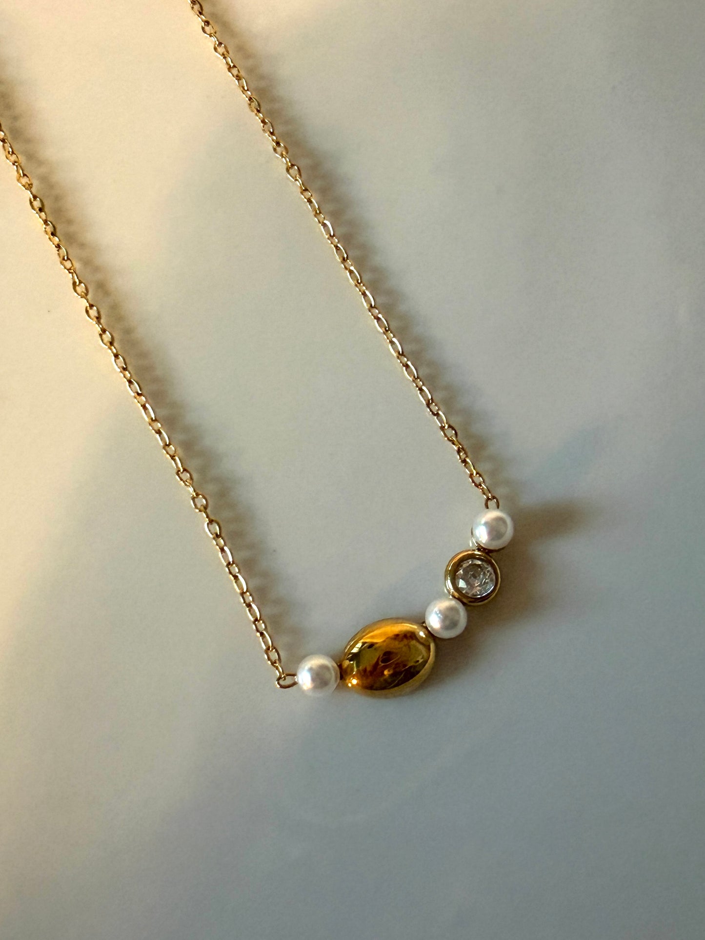 Énora l collier doré perles et zircon blanc