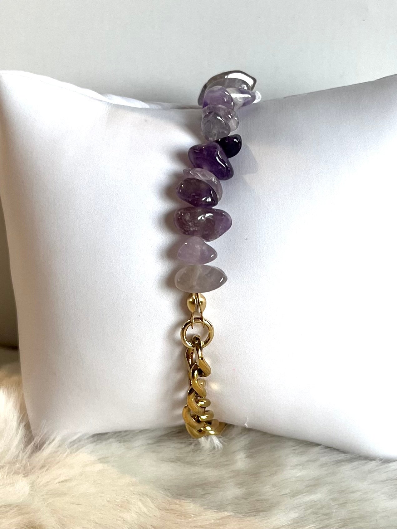 Blima l Bracelet doré et pierres Améthyste