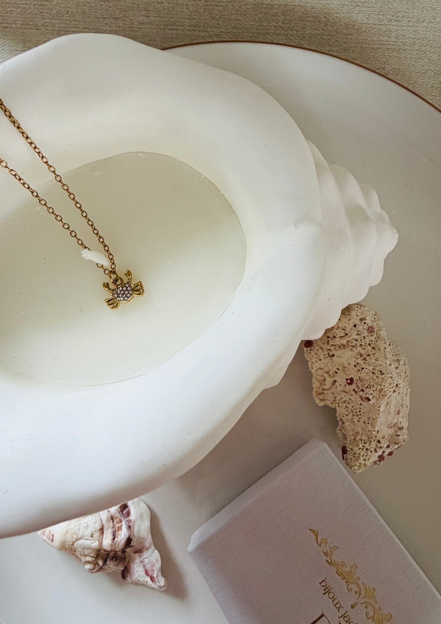 Honolulu l Collier crabe 🦀 fin doré et zircons blanc