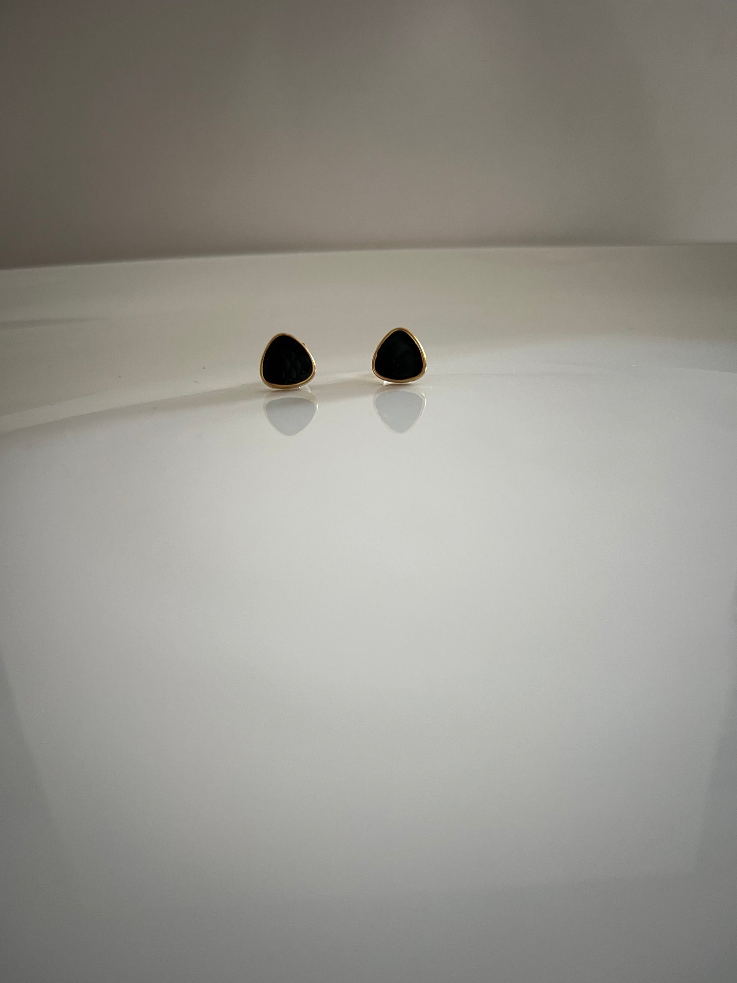 Élégance l Boucles d'oreilles dorées et noires