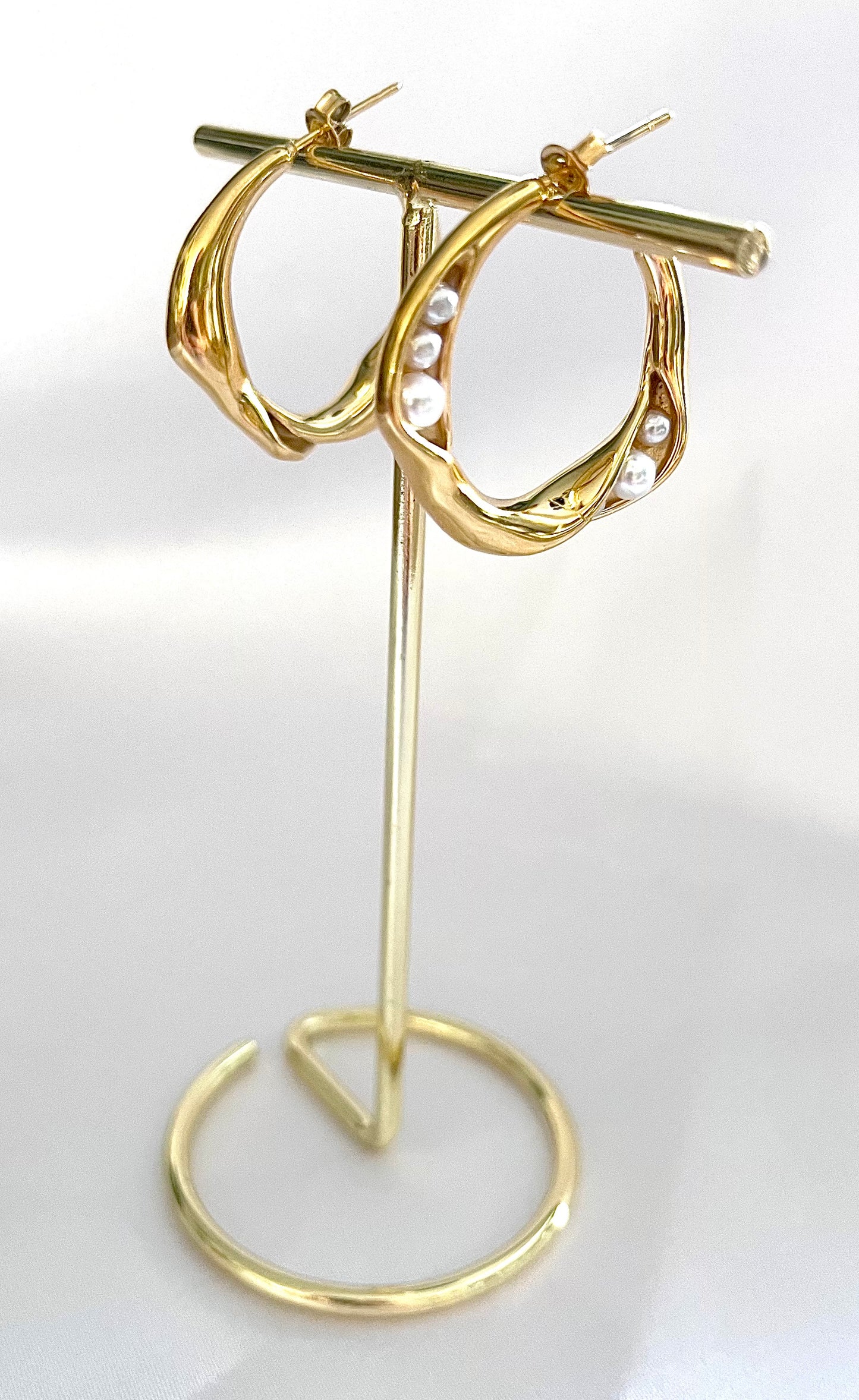 POEMA l Boucles d'oreilles créoles dorées et perles blanche