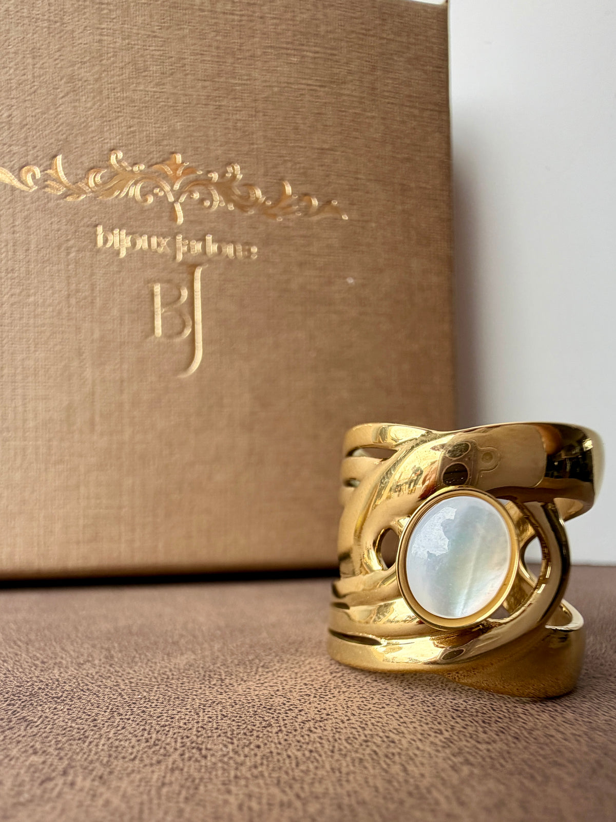 Jangwa - bague dorée pierre blanche