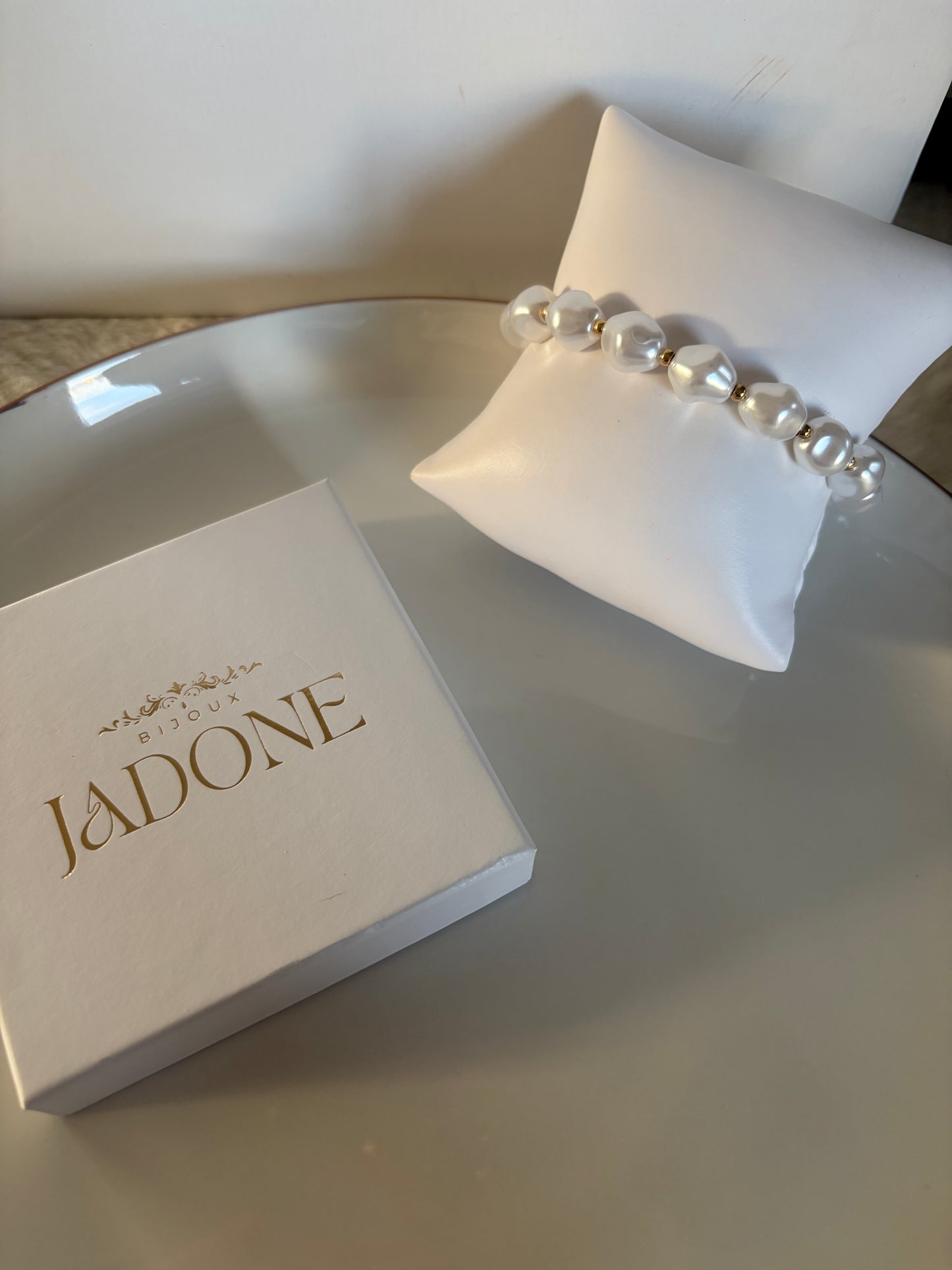 Éléonore l Bracelet doré et perles blanches