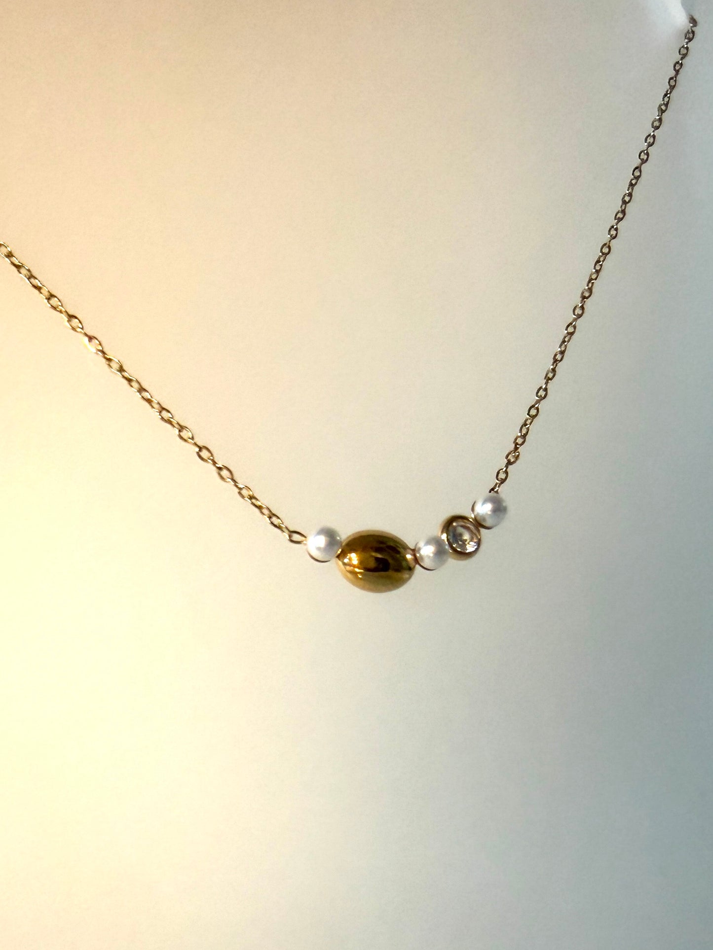 Énora l collier doré perles et zircon blanc