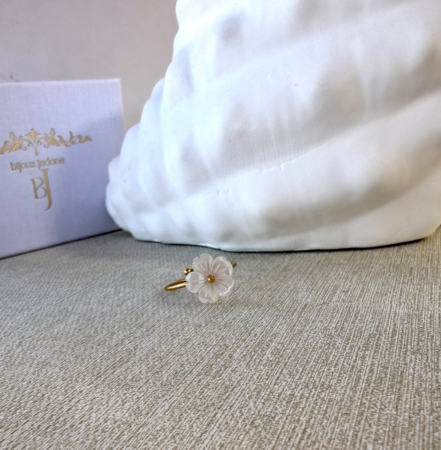 Floana l parure dorée à fleur blanche