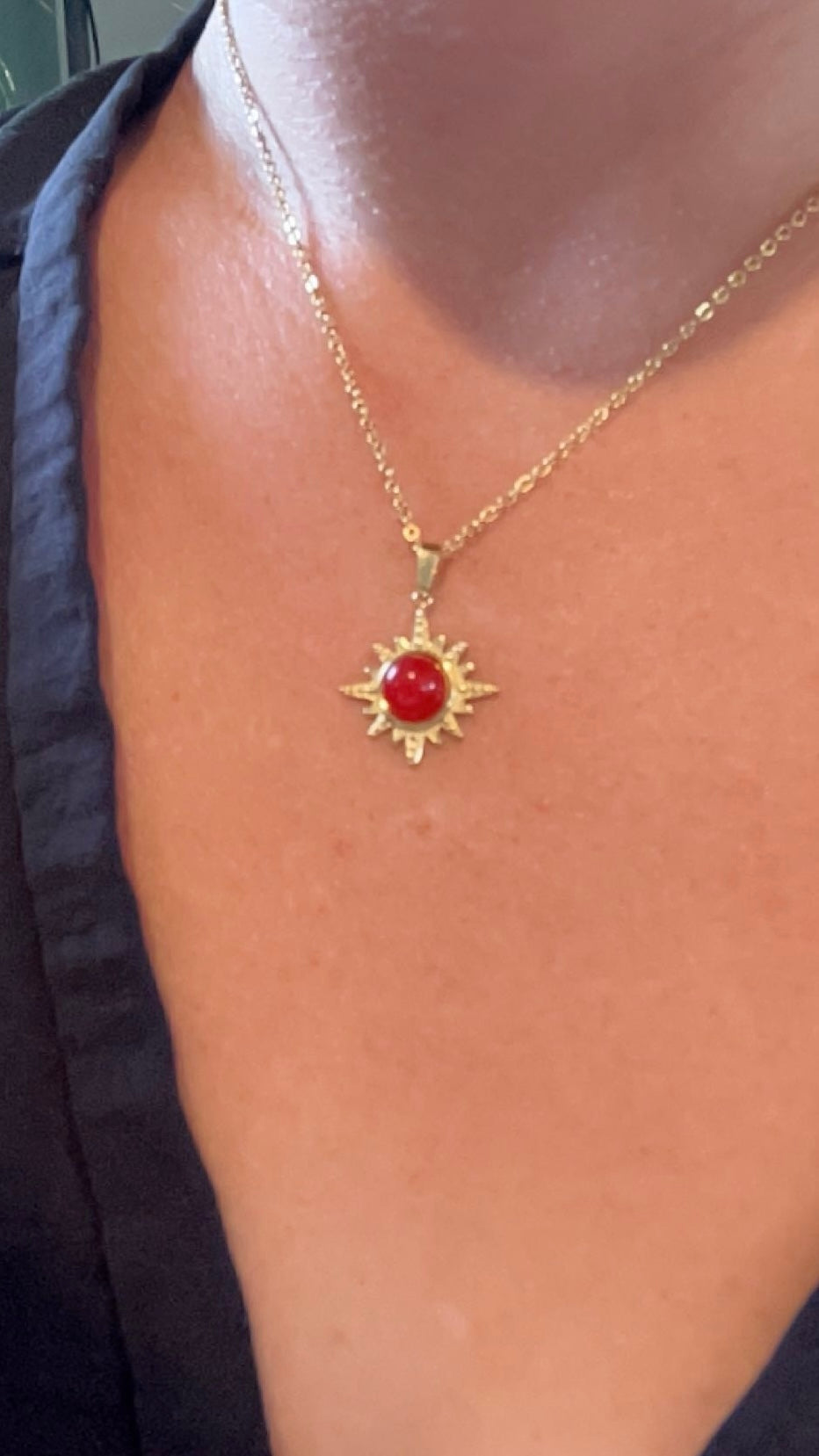AÏSSE l Collier doré soleil et pierre rouge