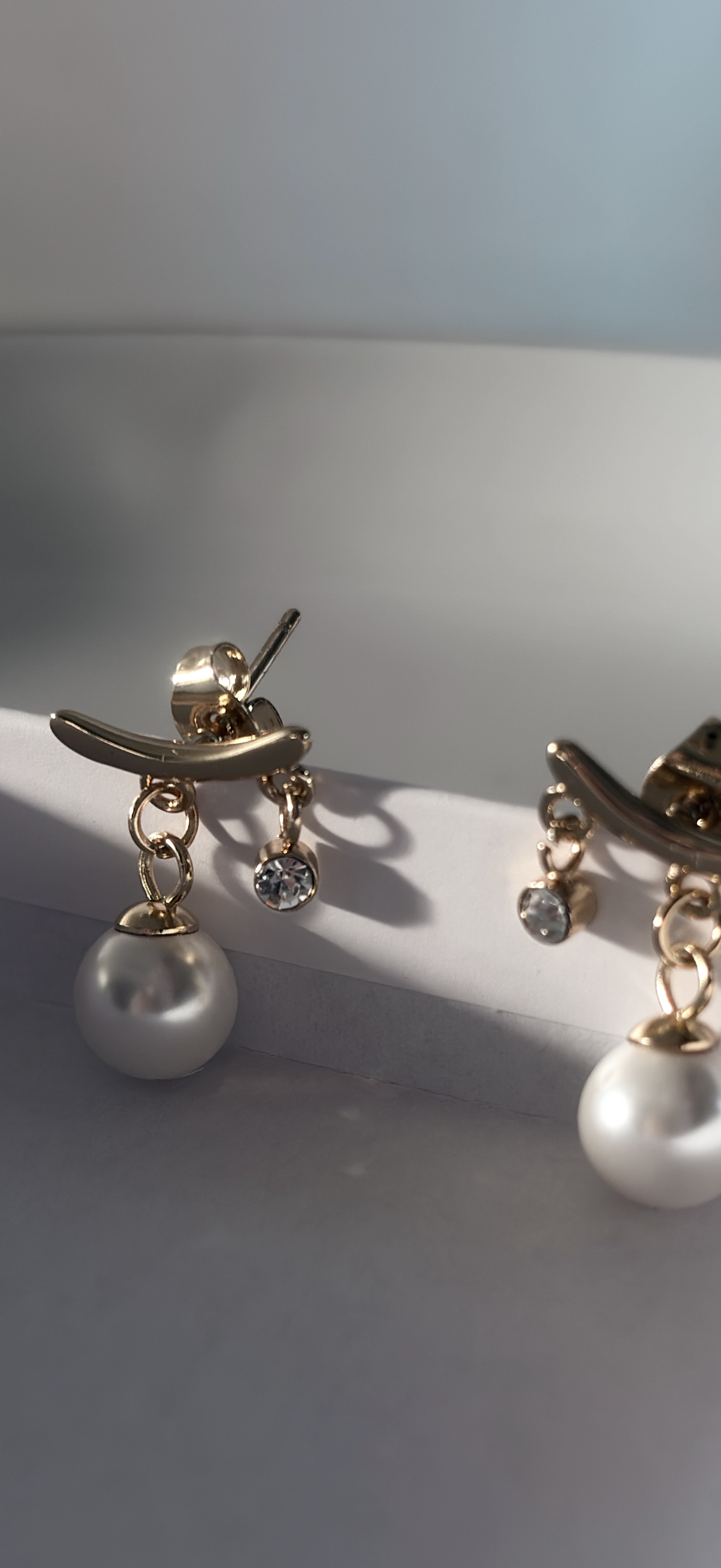 Elena l boucles d'oreilles dorées perles blanches