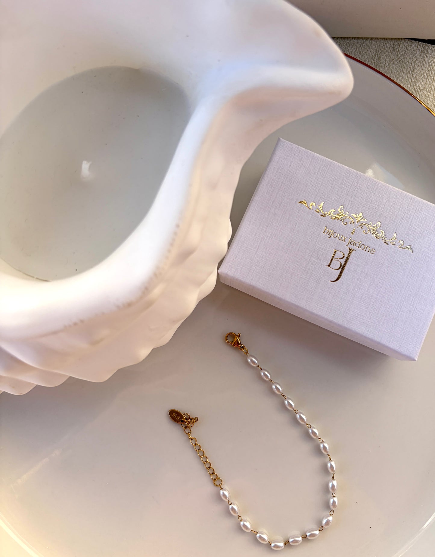 Andrea l bracelet doré perles blanches