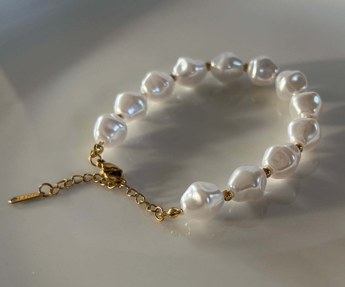 Éléonore l Bracelet doré et perles blanches