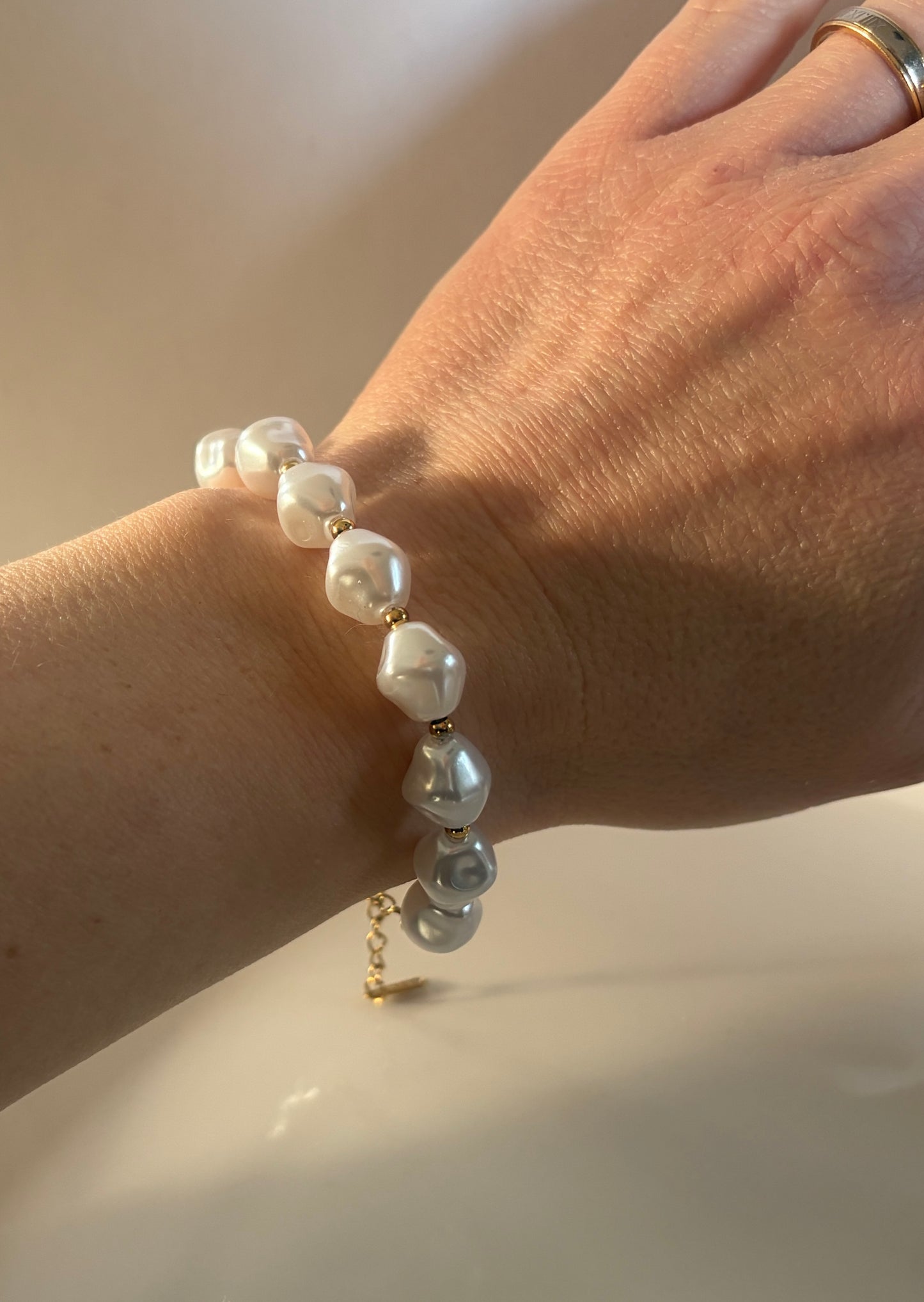 Éléonore l Bracelet doré et perles blanches