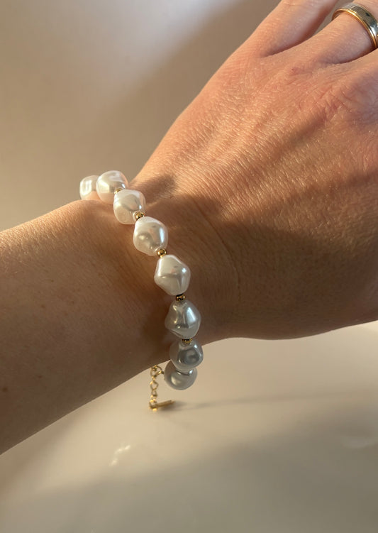 Éléonore l Bracelet doré et perles blanches