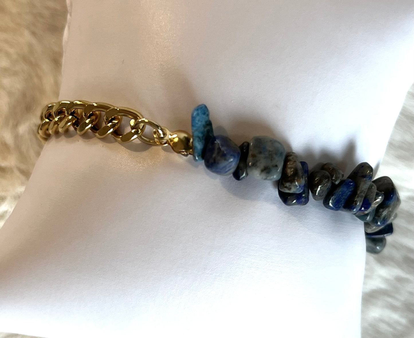 Blima l bracelet doré et Sodalite bleu