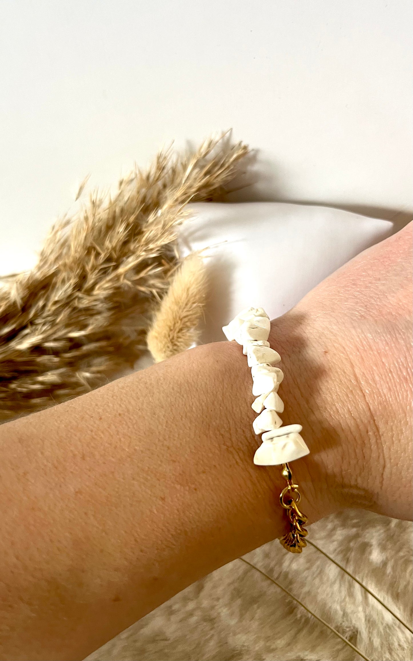 Blima l bracelet doré et Jaspe Blanc
