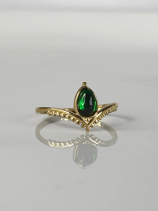 Alena l bague ajustable dorée et sa pierre verte