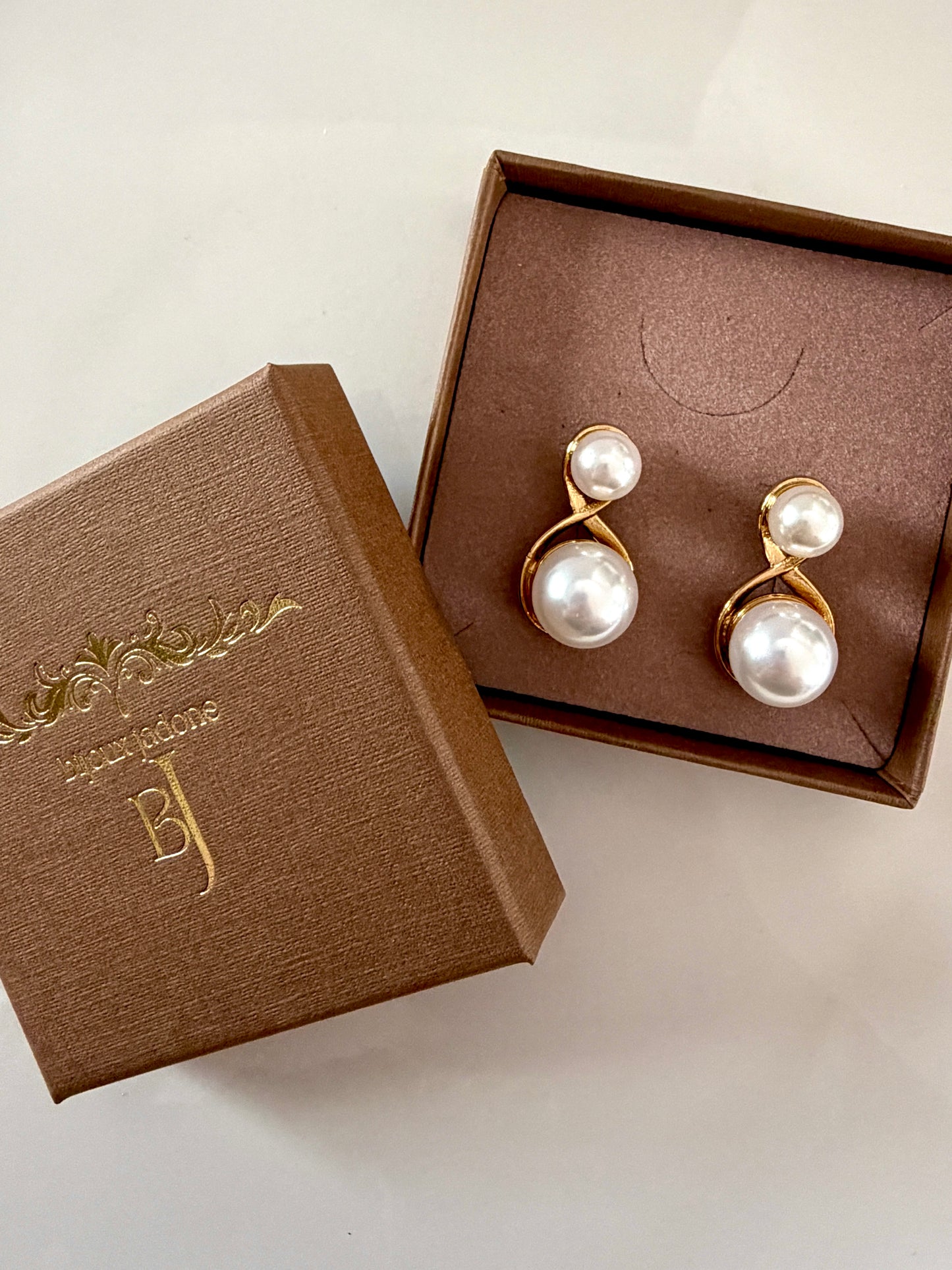 Rivana l boucles d'oreilles dorées et perles blanche