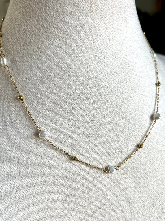 Nessa l Collier doré et ses perles