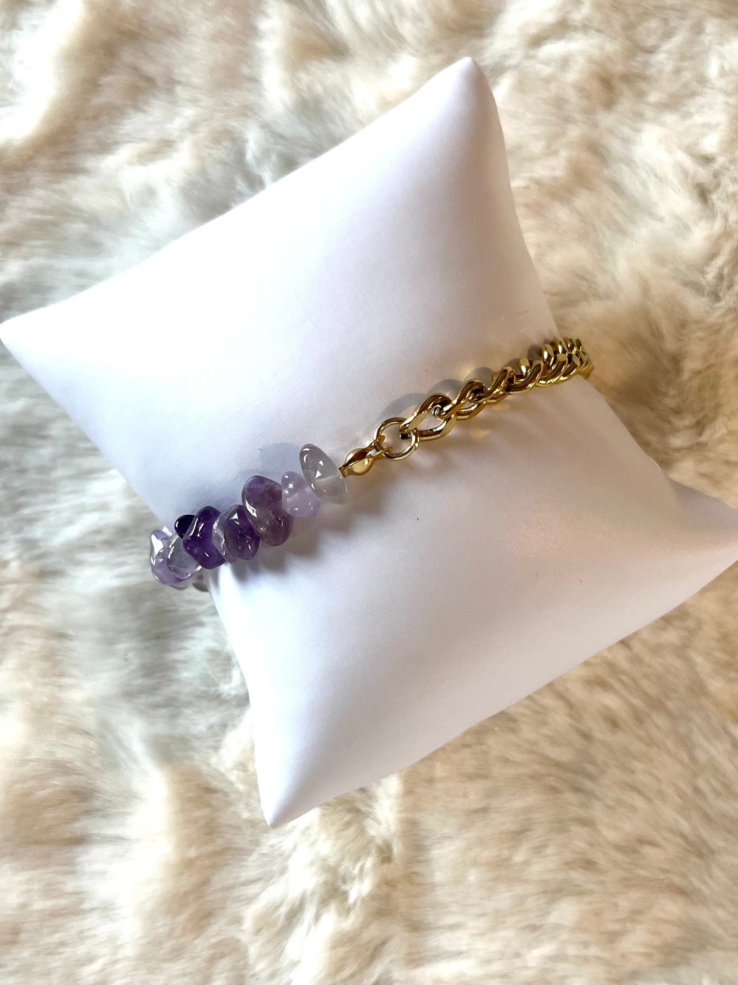 Blima l Bracelet doré et pierres Améthyste