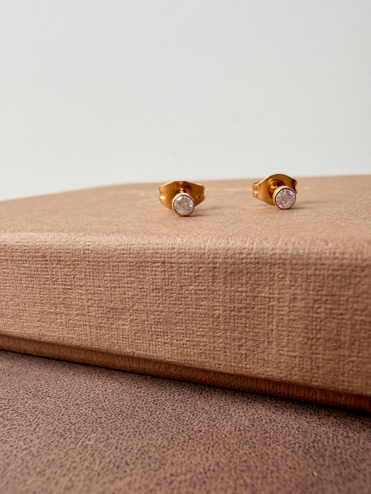 Delor - boucles d'oreilles dorées et zircon blanc