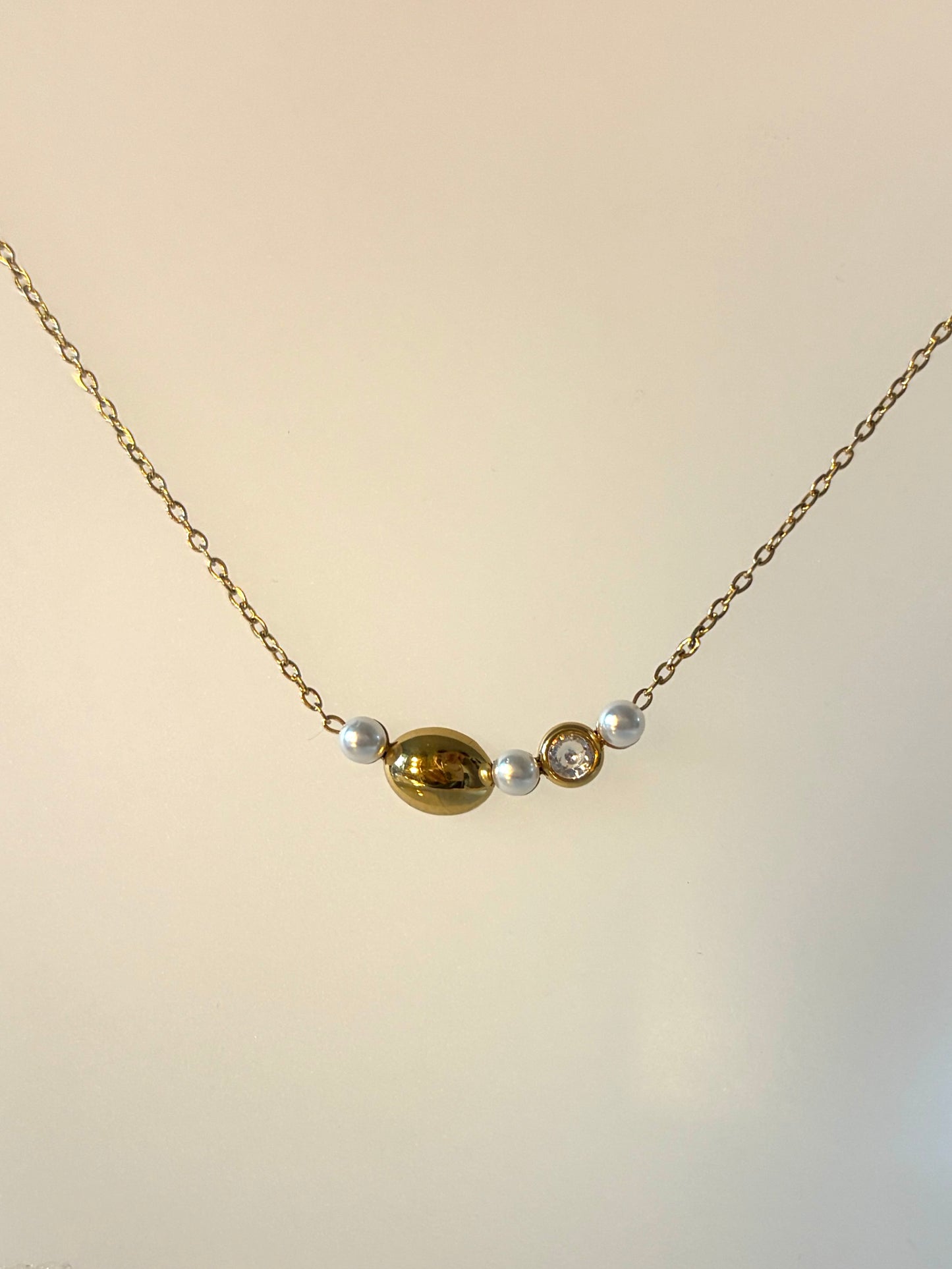 Énora l collier doré perles et zircon blanc