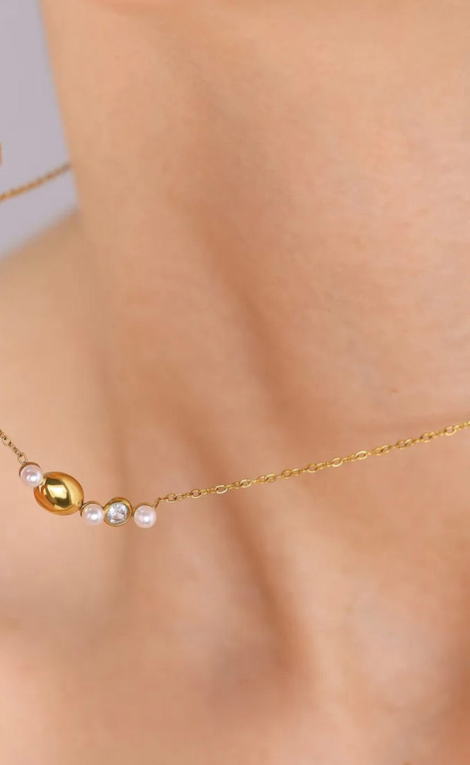 Énora l collier doré perles et zircon blanc