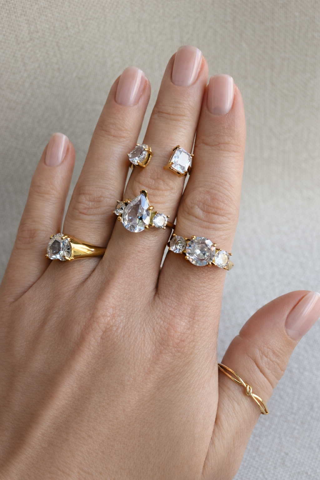 CARLI l Bague ajustable dorée et zircons blanc