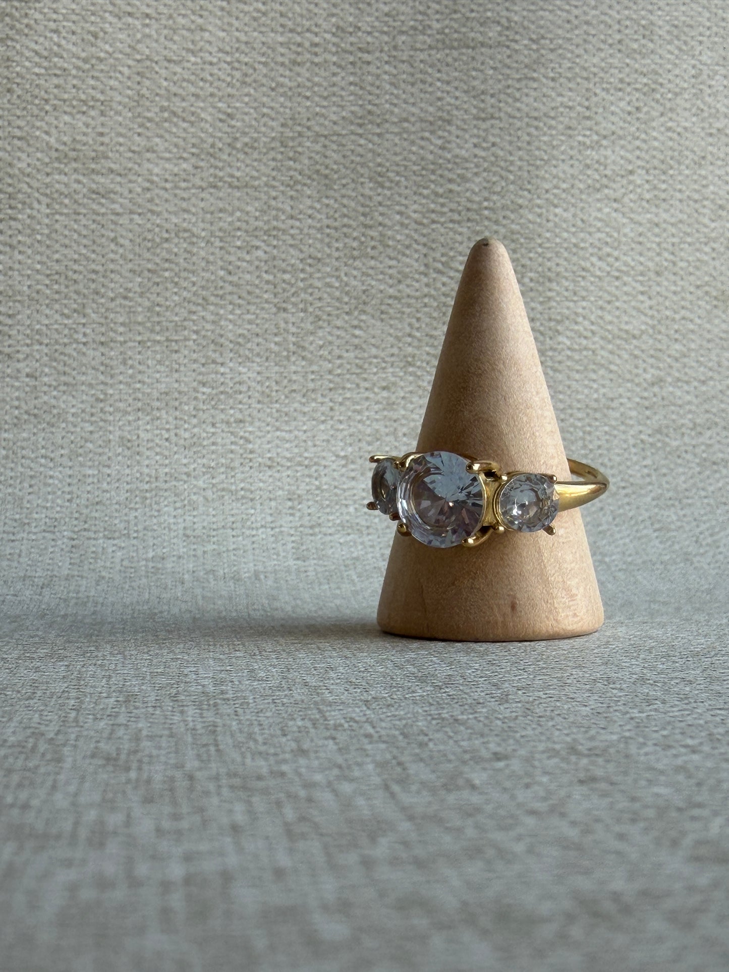 CARLI l Bague ajustable dorée et zircons blanc