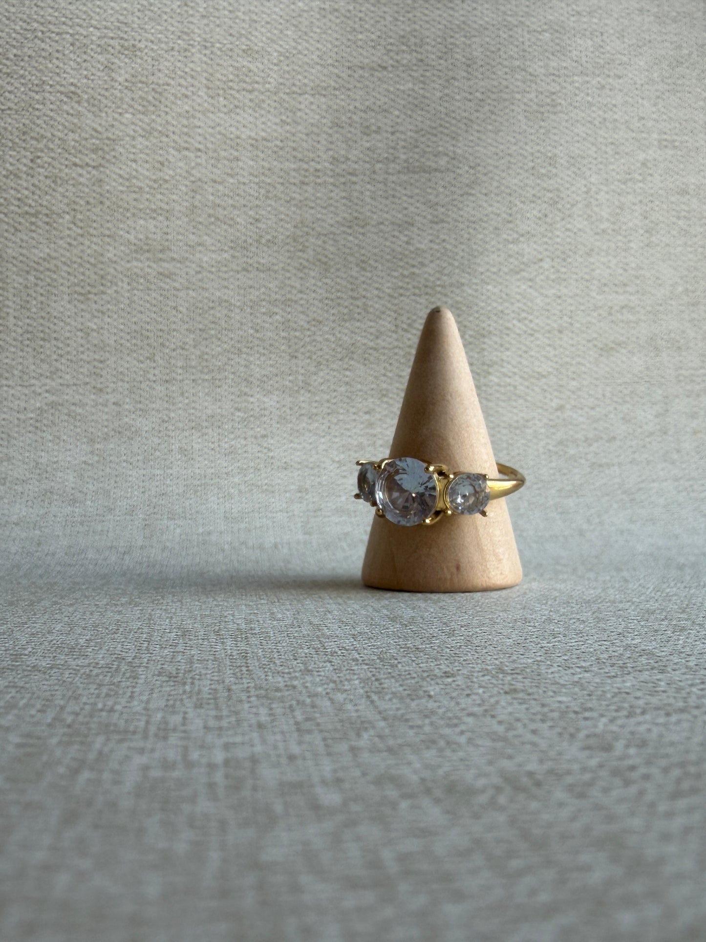 CARLI l Bague ajustable dorée et zircons blanc