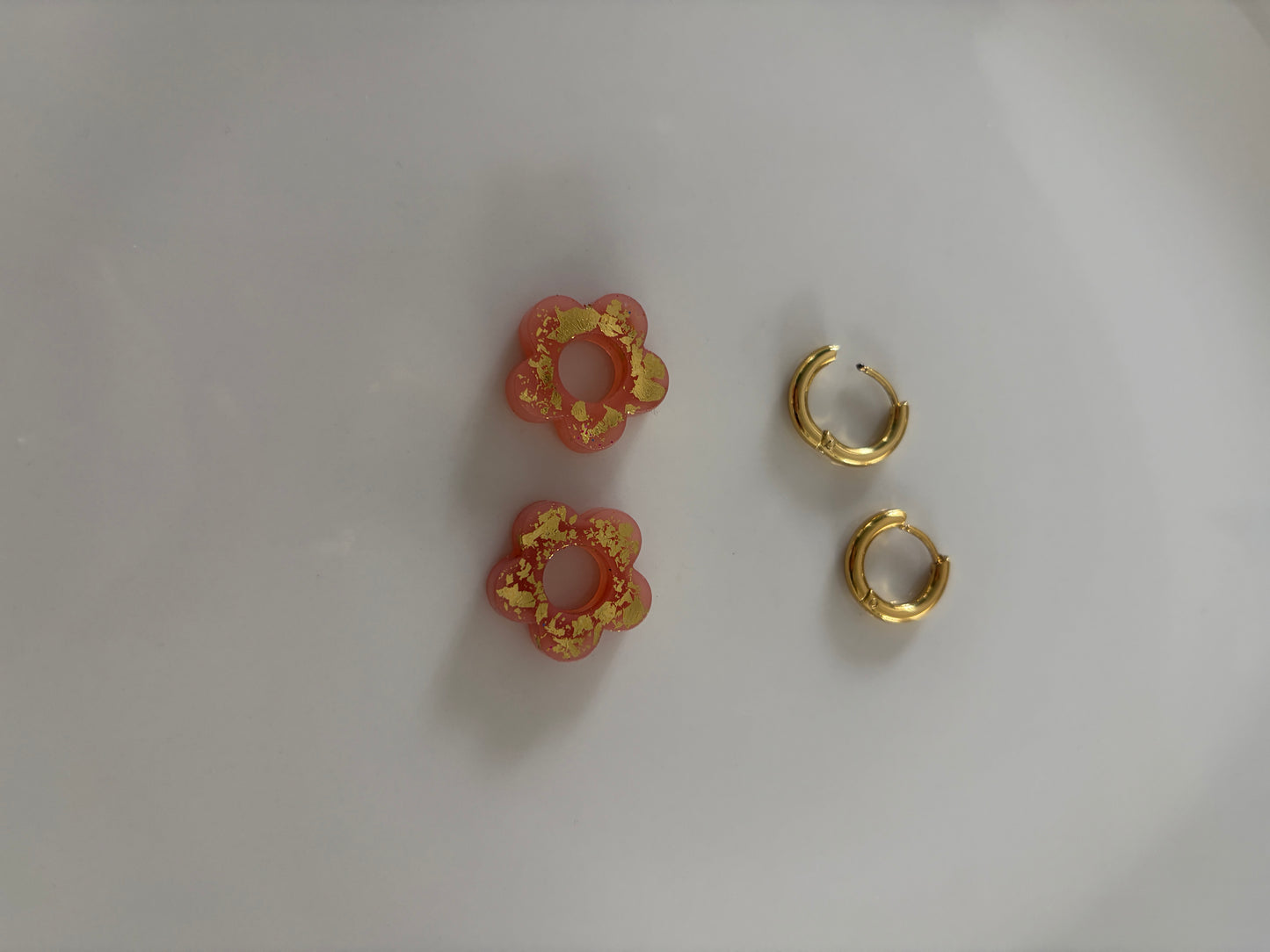 Pampilles l fleur couleurs pêche et feuille d'or avec ou sans créoles