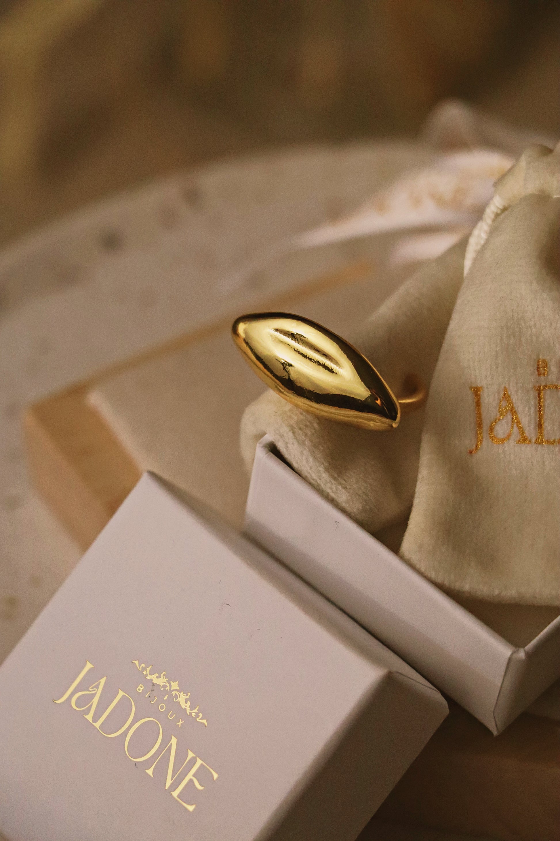 LARA l Imposante bague dorée – bijoux jadone - Main Image